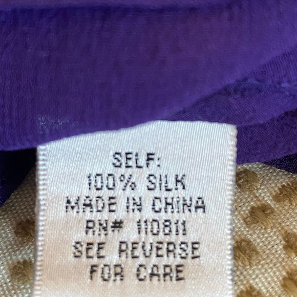 Beautiful light float silk. Perfect with jeans, a skirt or anything in between. - Picture 2 of 4